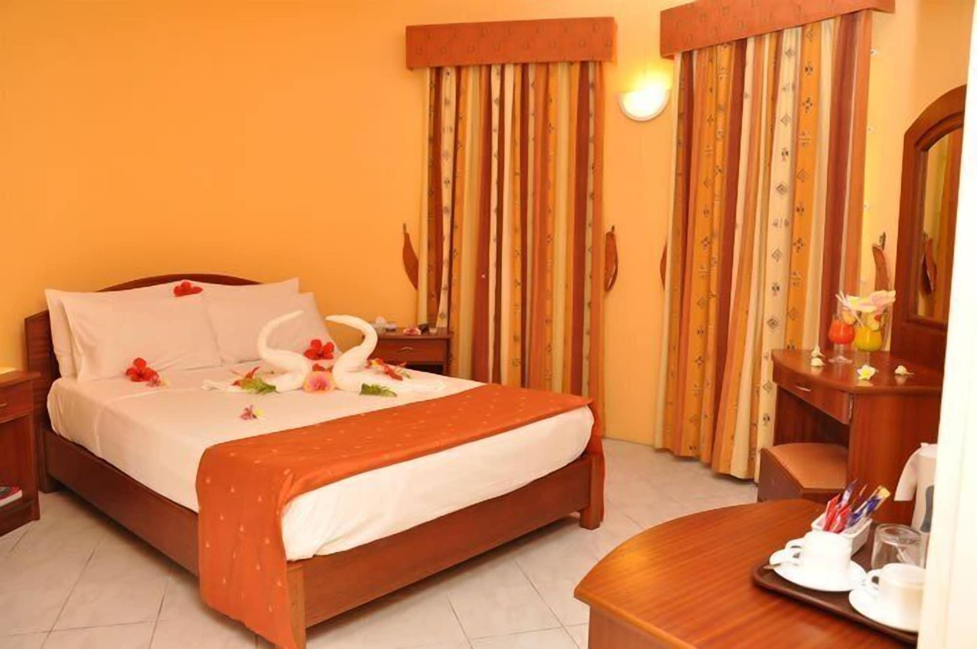 Gold Beach Resort Flic en Flac Exterior foto